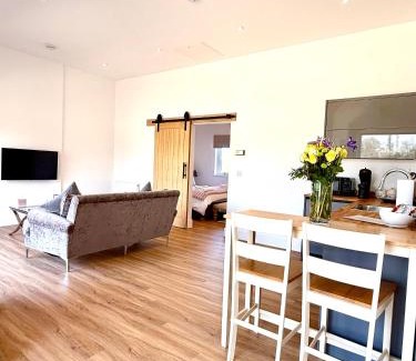 Bishop's Stortford House | Bespoke 1 Bedroom Barn by Stansted Airport & Holiday Parking