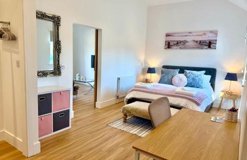 Bishop's Stortford House | Bespoke 1 Bedroom Barn by Stansted Airport & Holiday Parking
