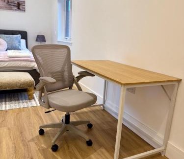 Bishop's Stortford House | Bespoke 1 Bedroom Barn by Stansted Airport & Holiday Parking