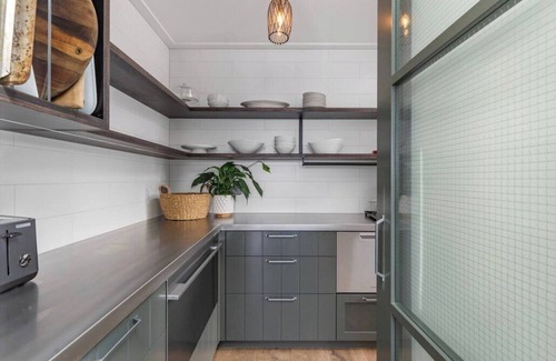 Devonport House | Bespoke Stays - Coastal Luxury at Cheltenham Beach