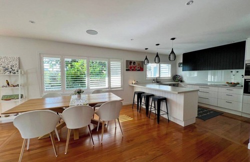Takapuna House | Bespoke Stays - Townhouse by the Sea