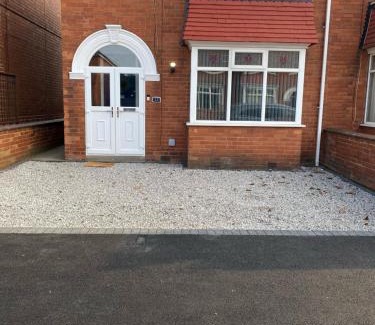 Doncaster House | Bessie House 3BED SD with Parking Racecourse Goffs Eco Power Stadium A1 M18 M1 M62