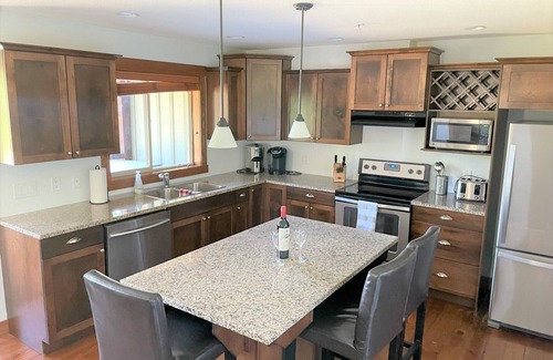 Snow Pine Estates Ski Chalet | Best 4-Bedroom Family-Friendly Ski-In/Ski-Out With Hot Tub on Big White