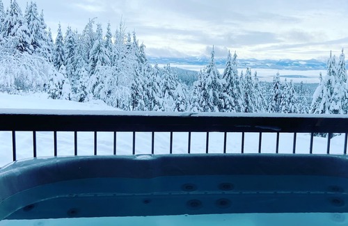 Snow Pine Estates Ski Chalet | Best 4-Bedroom Family-Friendly Ski-In/Ski-Out With Hot Tub on Big White