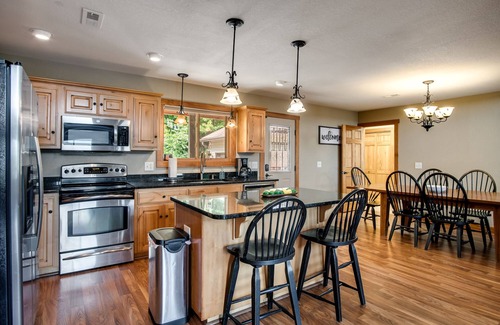Franklin House | Best 5000 sq/ft Vacation Cabin with amazing VIEWS & Activities!