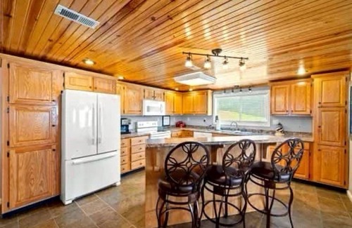 Nancy House | Best Access on Lake Cumberland! 4bedroom waterfront house on boat ramp in Nancy!