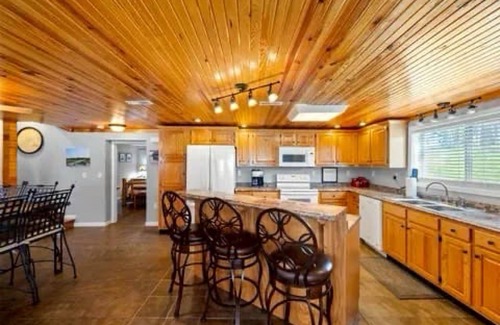 Nancy House | Best Access on Lake Cumberland! 4bedroom waterfront house on boat ramp in Nancy!