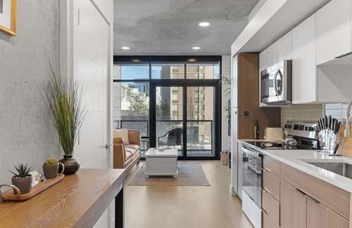 Rio Grande Apartment | Best Amenities Pool/Htub/Gym/Pking Downtown Views!
