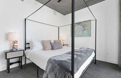 Rio Grande Apartment | Best Amenities Pool Htub Gym Pking Downtown Views