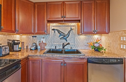 Kihei Condo | BEST BUILDING G305 1bdr 2bths OCEAN, POOL VIEWS, ENLARGED LANAI 1min Walk beach
