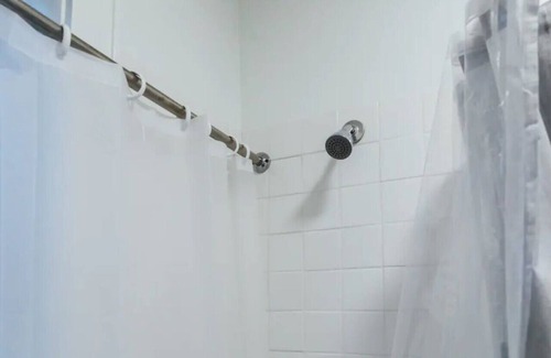 Boystown Apartment | Best Deal 2-Bedroom Lakeview Apartment