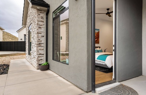 Hurricane Apartment | Best Deal! Modern Luxury Casita! Kitchenette & W/D