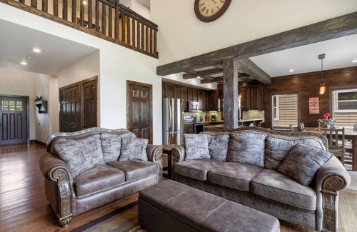 Lampe Cabin | Best Family Friendly Getaway! Luxury Lakefront Villa Dock, Pools, Free Resort Amenities
