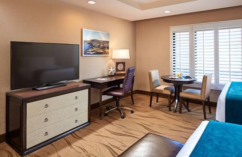 Village of La Jolla Hotel | Best for Group Vacay! Three Spacious Units Near Beaches, Restaurant