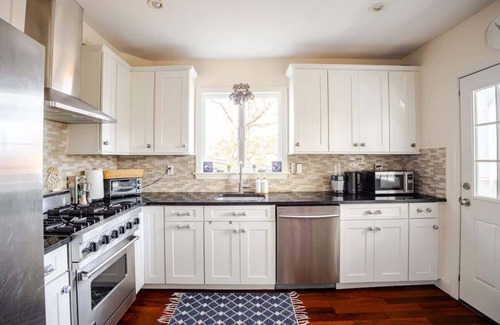 Greenwich Apartment | Best hotel alternative for big group, near train