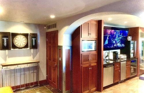 Fond du Lac House | Best House in Wisconsin! Live like a STAR! VRBO Luxury! Huge Bar & Movie Theater