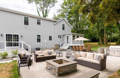 North Dartmouth House | "Best house we have ever stayed at". Sleeps 12+. Private. Pristine. 100% 5 Star!