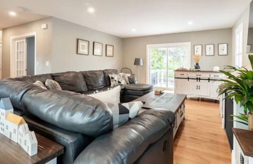 North Dartmouth House | "Best house we have ever stayed at". Sleeps 12+. Private. Pristine. 100% 5 Star!