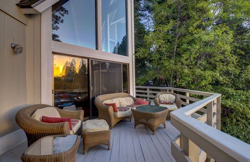 Blue Jay House | "BEST LAKE FRONT AND BEST LOCATION!" DIRECTLY ON THE LAKE! Pet Friendly!