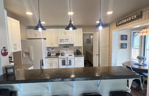Lakehead House | Best Lakefront Location on Shasta Lake - Marina - Shasta Lakeshore Retreat #3