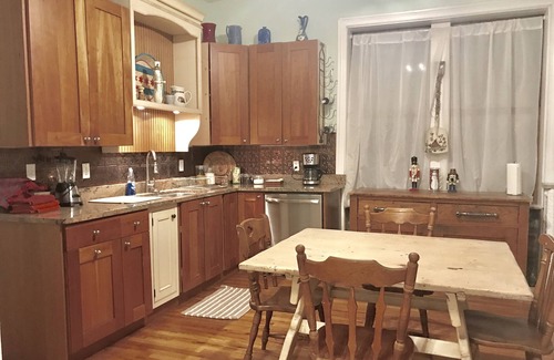 Ravenswood Condo | Best Lincoln Square Location - Spacious 2 bedroom
