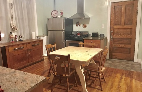 Ravenswood Condo | Best Lincoln Square Location - Spacious 2 bedroom