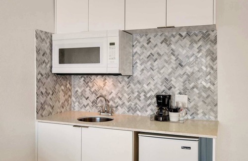 Flamingo/Lummus Condo | Best location by the Beach ! Free WiFi - TV - All amenities