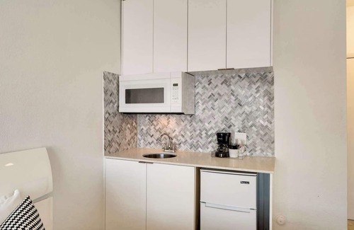 Flamingo/Lummus Condo | Best location by the Beach ! Free WiFi - TV - All amenities