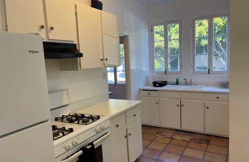 Pico - Robertson Apartment | Best location, Corner, Chic 2-bedroom with WiFi, AC in beautiful Los Angeles
