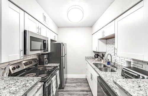 Arlington Apartment | Best Location Downtown | Mins from AT&T, Ranger Stadium & Six Flags