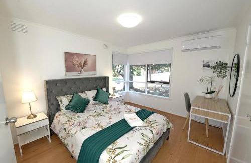 Hallam House | Best Location Entire House Staycation Parkland Surrounding
