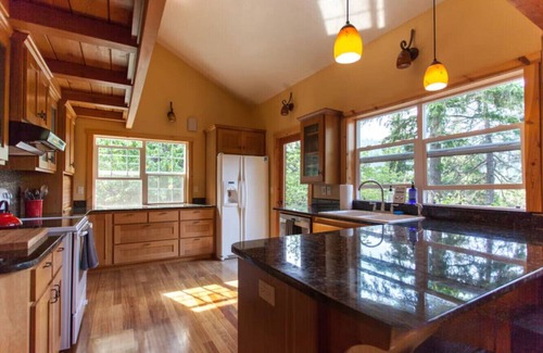 Oakridge Cabin | Best Location in Oakridge: Lake and Mountain Views