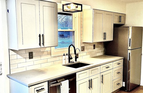 Madison House | Best location in Ohio's wine country! Minutes to all wineries, Spire, & GOTL!