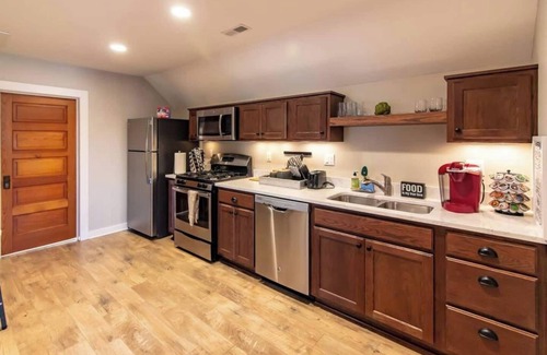 Cedar Rapids House | Best Location in town! Steps from coffee, bars, shops, river and Czech - Pets ! Arcade