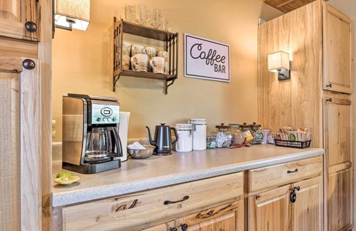 Valley Creek Run Cottage | Best Location - Maggie Valley Cabin w/Hot Tub!