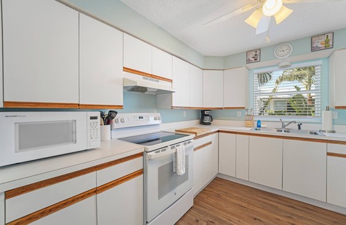 Anna Maria House | BEST LOCATION! NORTH END OF ANNA MARIA, FL STEPS TO BEACH & DINING - UPPER UNIT