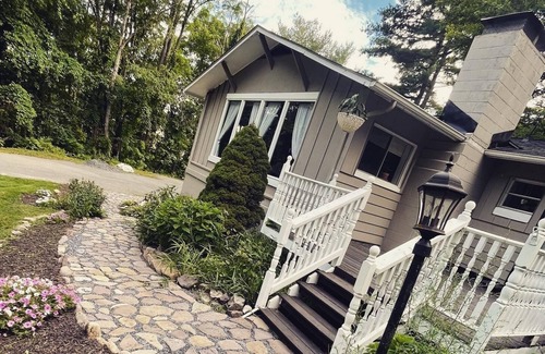 Cross Keys House | BEST location, private, close to all!