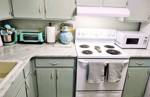 Old Town House | BEST location Quiet Cottage Pets Kitchen