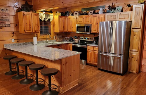Pigeon Forge Cabin | !BEST LOCATION! RESERVE NOW FOR SPRING BREAK AND SUMMER! BEARFOOT CORNER CABIN!
