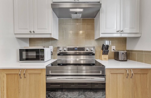 Cary House | Best of Both Worlds! Nature Lovers' Paradise in the Middle of the City!
