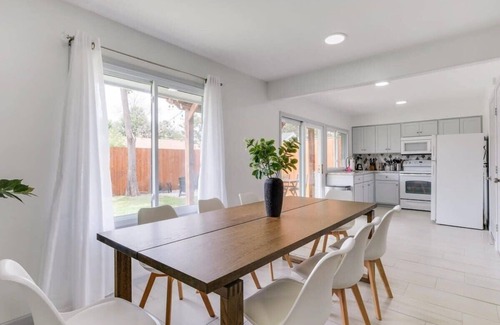 Irving House | Best of Irving - Yard, Firepit, Free Parking
