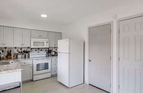 Irving House | Best of Irving - Yard, Firepit, Free Parking