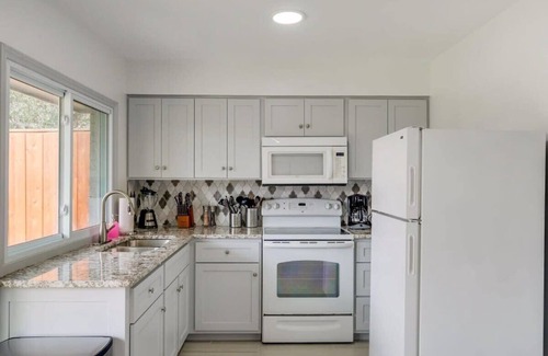 Irving House | Best of Irving - Yard, Firepit, Free Parking