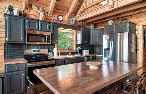 Gatlinburg - Pigeon Forge Cabin | Best Panoramic Views, 1 Mile to Park, Top Rental, Theater, Wifi, Hot Tub