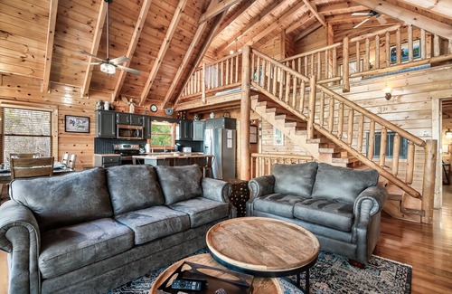 Gatlinburg - Pigeon Forge Cabin | Best Panoramic Views, 1 Mile to Park, Top Rental, Theater, Wifi, Hot Tub