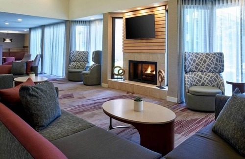 Eden Prairie Hotel | Best Pick! With Indoor Pool, Pets are Welcome with Fee, Courtyard View!