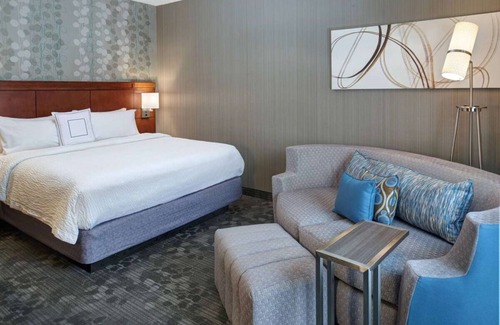 Brookfield House | Best Place to Stay in Brookfield! Indoor Swimming Pool, Pet-friendly Property!