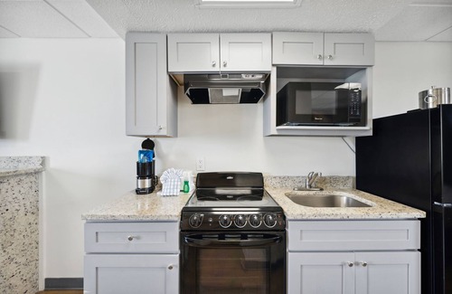 Fort Bay House | Best Place to Unwind! 2 Comfortable Units, Kitchenette, Free Parking, Pool