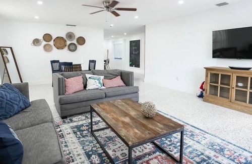 Cutler Bay House | Best Pool House For Families + Games and Services!
