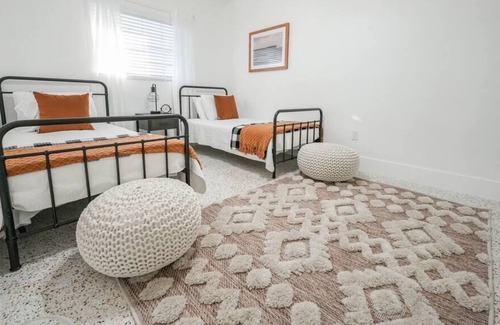 Cutler Bay House | Best Pool House For Families + Games and Services!